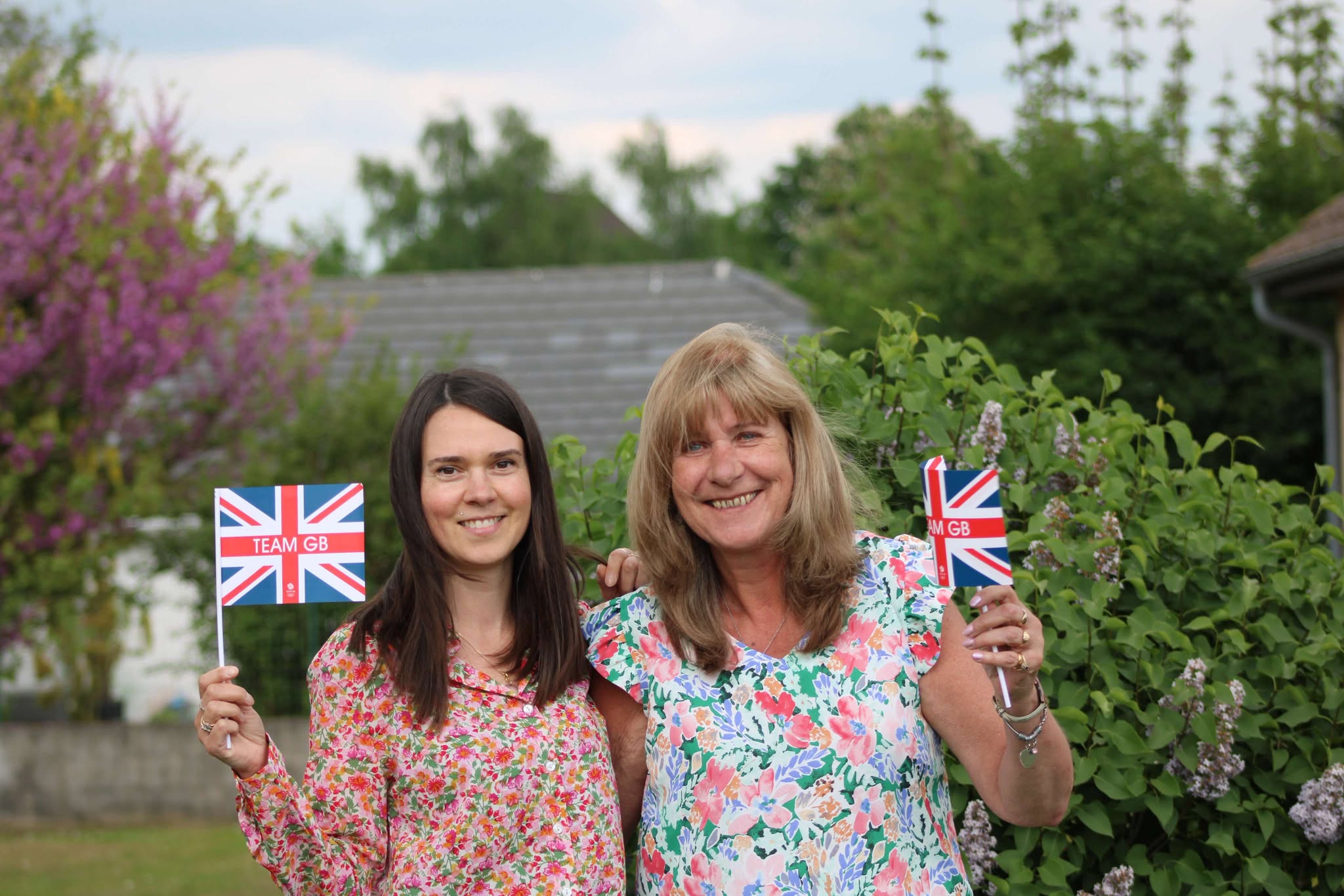 Portrait de Laura et Helen Welsh portant un Union Jack
