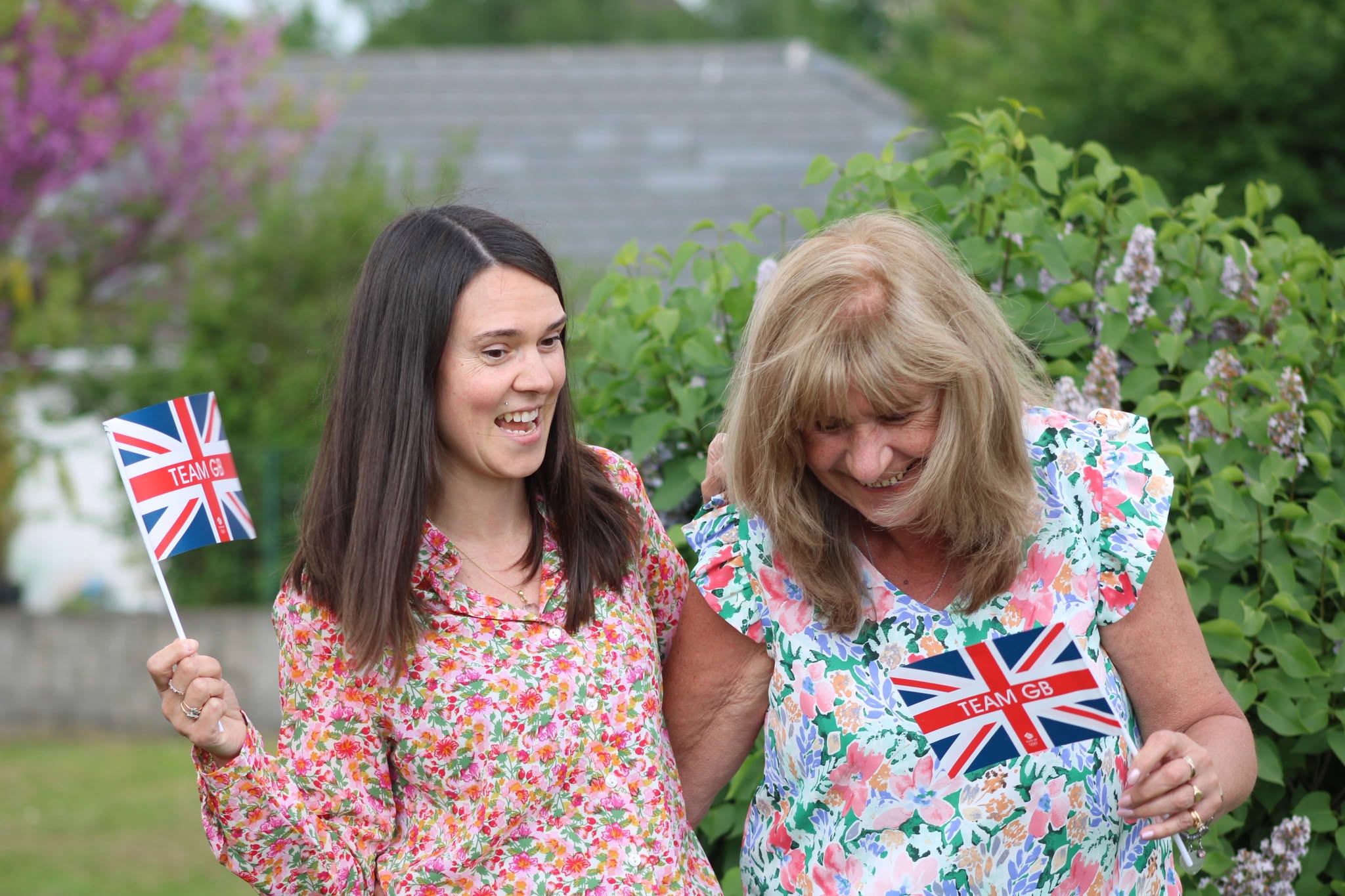 Portrait de Laura et Helen Welsh riant ensemble