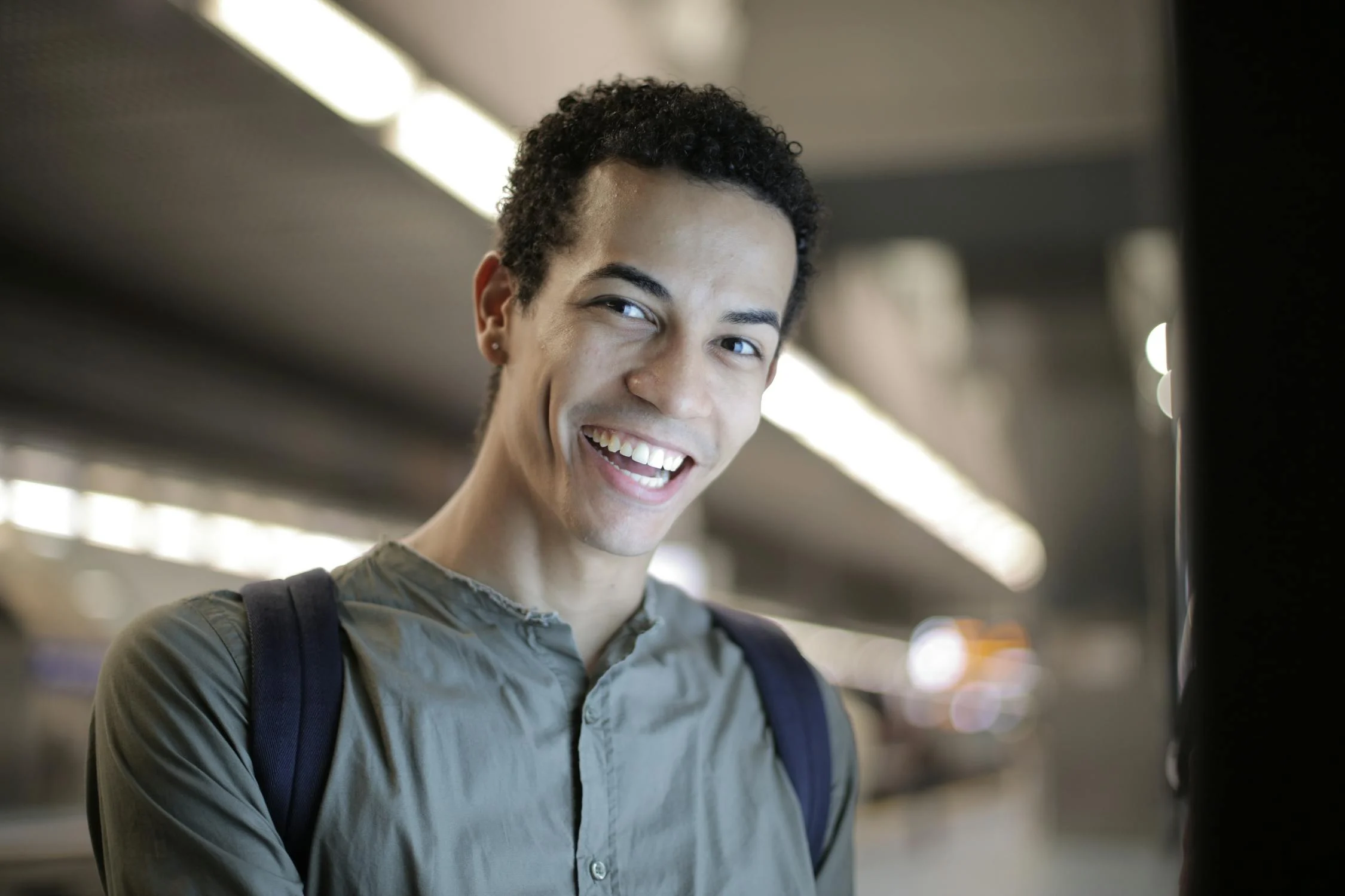 Jeune étudiant souriant après sa préparation au TOEIC avec Welcome to the UK