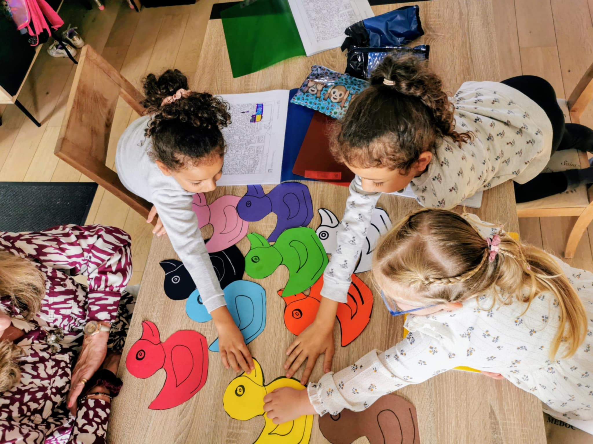 Enfants participant à un atelier English Fun Time et apprenant l’anglais en s’amusant